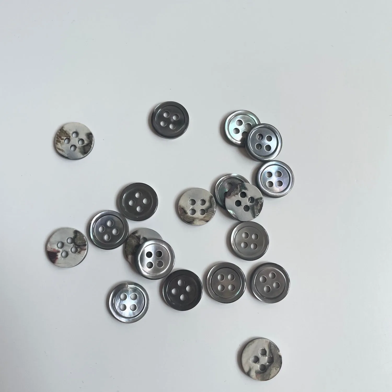 River Shell Shirt Button - Smoke