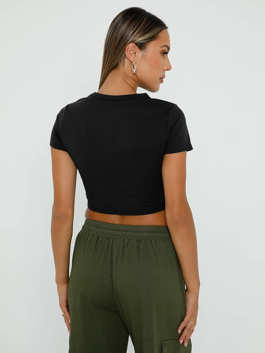 WYNNQUE Womens Crop Tops Cute Summer Scoop Neck Basic Tees Slim Fit Trendy Short Sleeve T Shirts for Teen Girls 2025